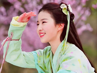 刘亦菲拍仙剑一多大 17岁的她仙气十足,灵动的演绎无人可超越
