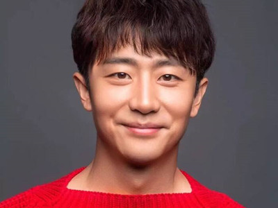 黄轩与谁的长相相似 这长得真像亲兄弟,放对比照真不是同一人