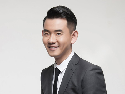 李响新婚后过得好不好 被拍餐厅内抽烟旁边妻子却不闻不问