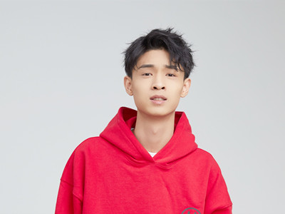 秦霄贤开豪车上班惊呆网友 他父母是干嘛的为什么这么有钱