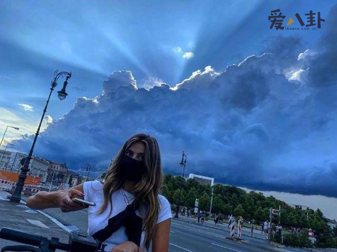 荷兰弟发女生照片