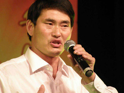 大衣哥怎么出名的 起底草根歌手的大衣哥走红经历