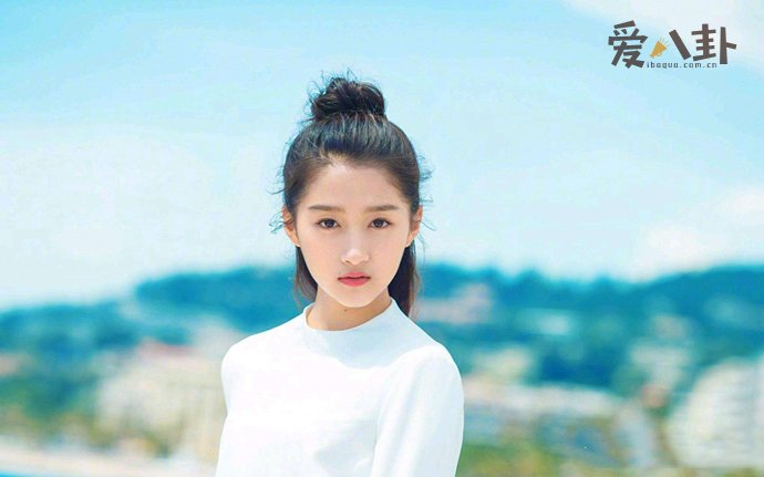 关晓彤吃播展示生菜卷香菜
