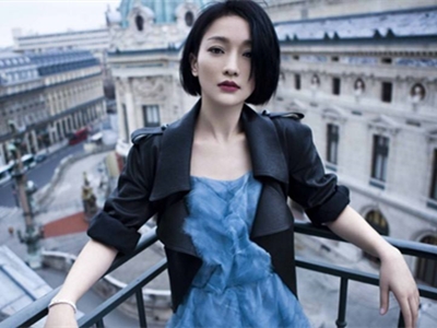 周迅对着路边转角镜唱《天涯歌女》 她原来是专业歌手你知道吗