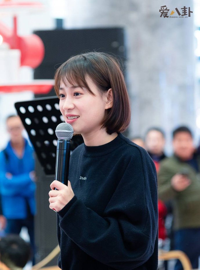 小阿七街头卖唱走红