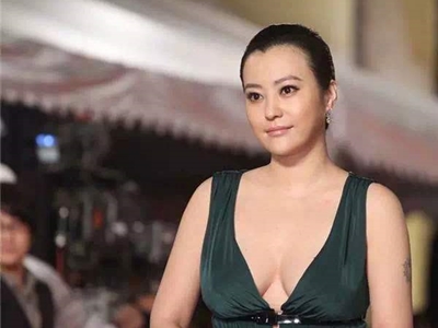 郝蕾与好友聚餐时在室内吸烟 明星吸烟酗酒放飞自我