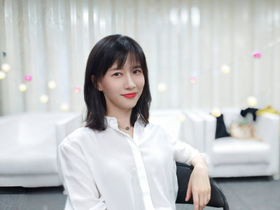 papi酱与老胡的爱情故事 两人从校园爱情步入婚姻殿堂