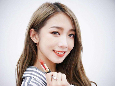 孟美岐甩飞假发片 孟美岐为什么要用假发片是头发少吗？