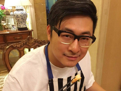 王岳伦与女子举止亲密 王岳伦这是喝醉了酒还是出轨了？
