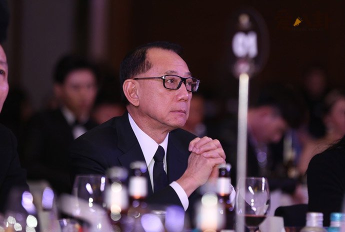 杨受成如何建立英皇的