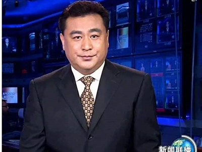 前央视主播张宏民近况曝光 街边独自吃雪糕被嘲