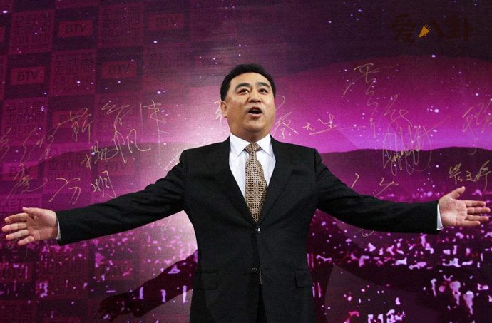 张宏民街边独自吃雪糕被嘲
