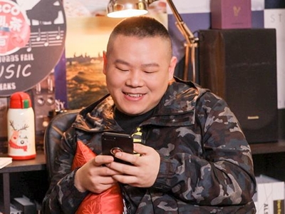 岳云鹏上节目紧搂女嘉宾 被嘲人设崩塌趁机揩油