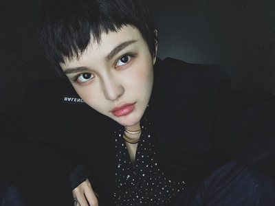 周扬青和何超莲关系起底 两人关系似好姐妹为什么这么好