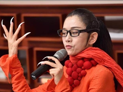 杨丽萍晒背影照 保养得当宛如少女