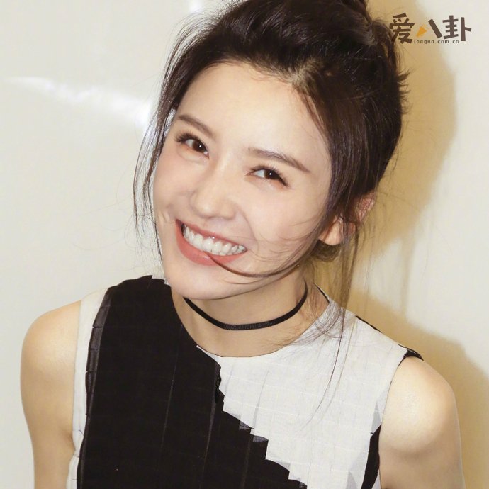 杨子珊躺在床上刷牙