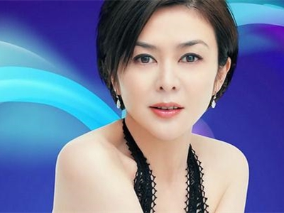 关之琳再爆新恋情 深夜与小鲜肉亲密合照