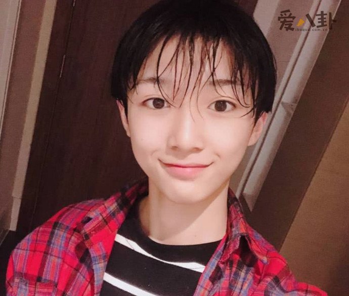 王嘉飞是男的