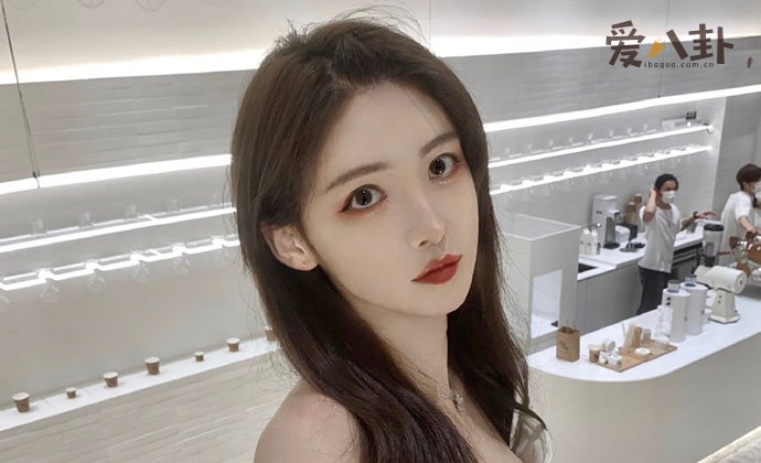 网红李由近照