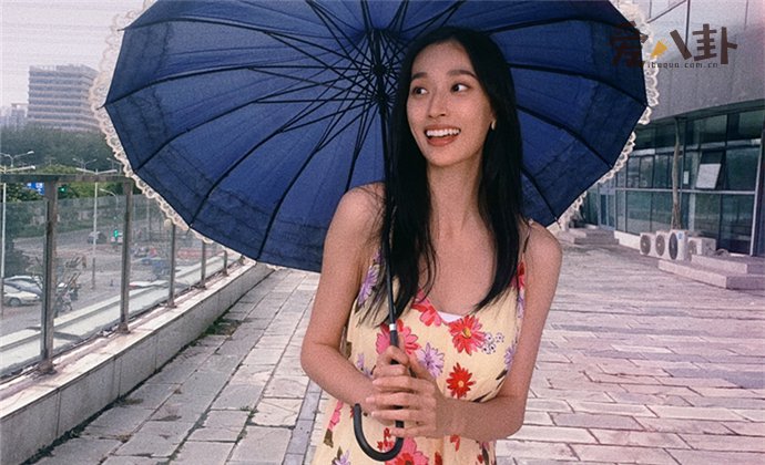 张馨比照片