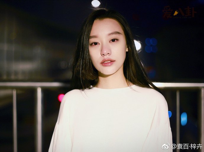 袁百梓卉撞脸奚梦瑶