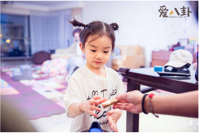 戚薇女儿lucky受到观众喜爱