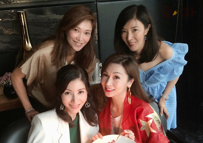 李嘉欣姐姐李嘉明（右上）