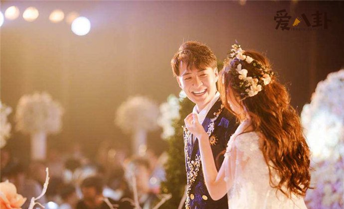 微博晒婚礼照