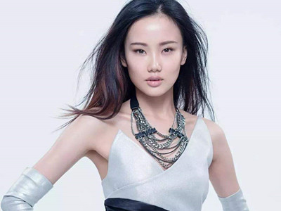 黄龄是怎么出道的 走红后却意外从舞台摔下来怎么回事