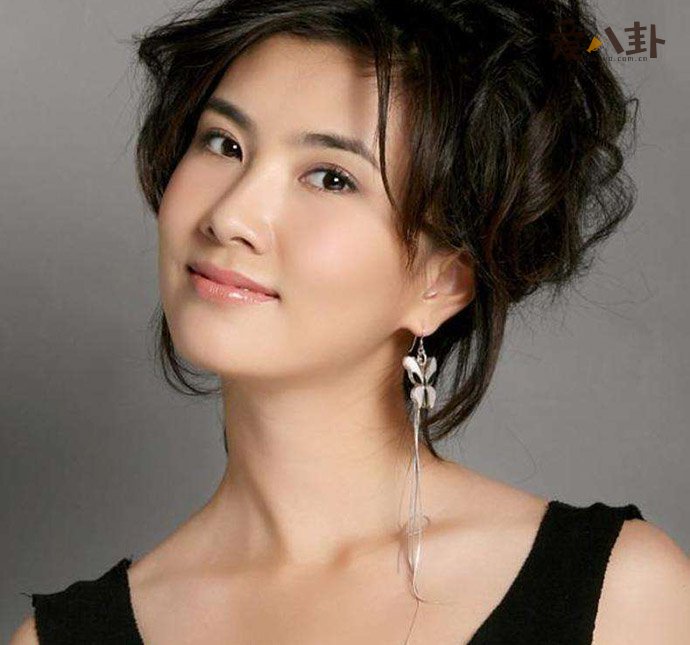 边潇潇2020年近况如何呢？边潇潇是插刀门事件的女主，2012年边潇潇发文称自己被印小天殴打了，网友都非常的气愤，而且营销号纷纷拿该这件事情来说事，导致印小天臭名昭著。但是经过知情人所曝的视频当中了解到，是边潇潇在撒谎，污蔑印小天。大众了解到事情真相以后，辱骂印小天的网友，开始骂边潇潇了。 那么现今插刀门已经过去这么久了，边潇潇现状如何呢？还有拍戏吗？边潇潇2012年发生插刀门以后，在大众心中的印象变得非常的差，虽然至今已过去8年的时间，虽然当初边潇潇并没有退隐，但是这几年时间当中，边潇潇仅仅就参演了三、四部的作品，依旧没有激起一点的水花。 边潇潇插刀门的第2年，她就公开了和老公文杰的恋情，文杰是圈中小有名气的导演。2014年的时候，边潇潇和文杰的孩子就被曝出了，至今2人在一起的具体时间，并没有扒出来。不过在去年的时候，边潇潇宣布自己怀上2胎。自边潇潇公开和文杰恋情，已经有7年的时间了，想必她与文杰还是很恩爱的。