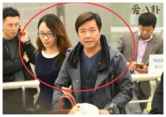 唐季礼牵手嫩模