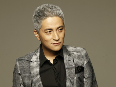 吉杰头发为什么是白的 是遗传的原因还是吉杰生病了呢