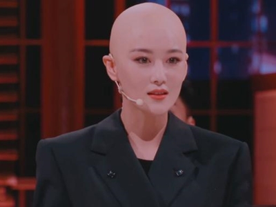 张馨予晒光头造型 场面惊呆全场观众