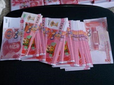 男子借朋友7万 还钱时用冥币充数