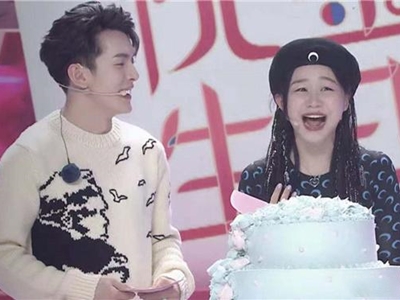 李佳琦帮金靖庆祝生日 气氛非常甜蜜疑似恋爱