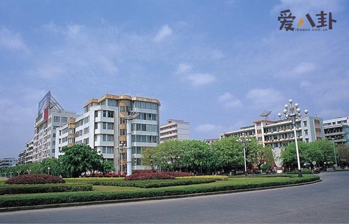 广东石油化工学院一男生泼硫酸