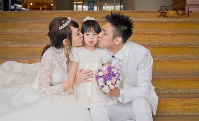 卓依婷一家三口