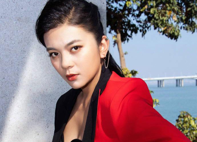 谈莉娜穿高仿照片