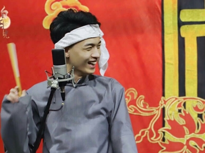 秦霄贤说相声是最安全的工作 成为刘老根交换生表演杂技