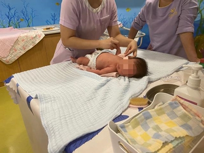 遭退单代孕女童生物学父亲现身 孩子没有户口成为黑户