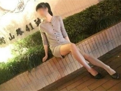 上海闹市裸拍门怎么回事 年轻女子公然在街头拍裸照