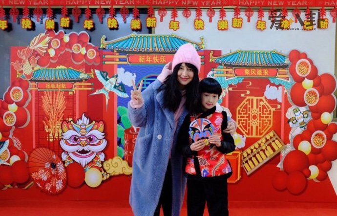 舒砚与儿子合影