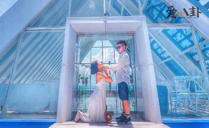 郑靓歆与老婆的合影