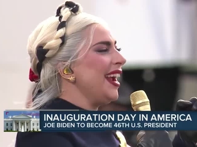 LadyGaga美国总统就职典礼表演 盛装出席演唱美国国歌
