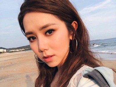 淡妆的邓紫棋真美 素颜的她更清纯自然笑得也好看