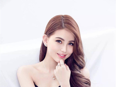 昆凌发文:姐不是蒙娜丽莎什么情况 其转发的广告背景图引争议