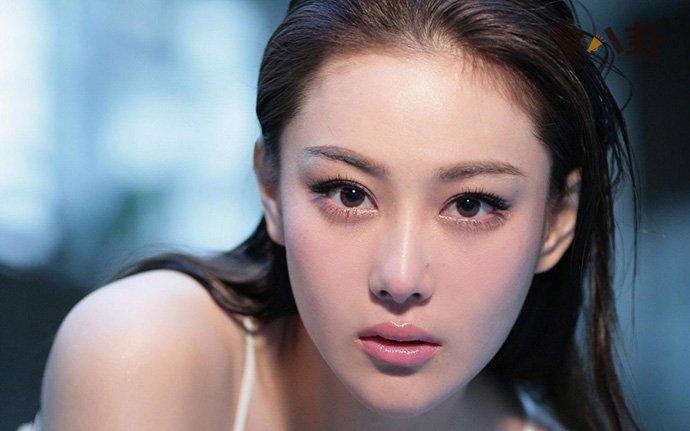 张馨予照片