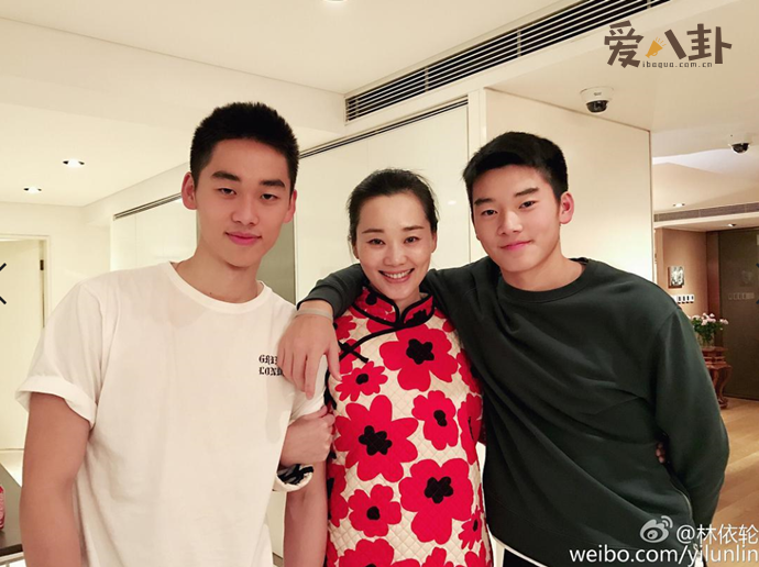 林依轮妻子和两个儿子
