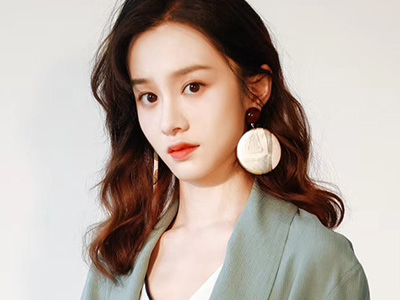 陆妍淇真的是吴秀波的小4吗 陆妍淇资源这么好是因为他吗