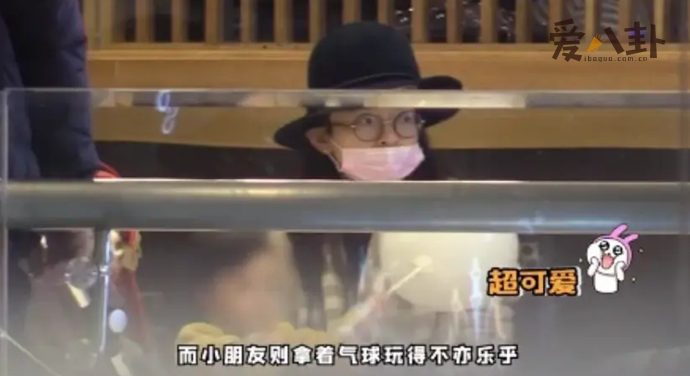 吴倩被拍到带娃与母亲聚餐